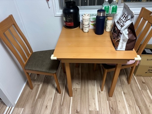木製ダイニングテーブルと椅子2脚セット