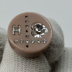 CHANEL シャネル 06A ココマーク 片耳 ピアス ベージュ レジン ラインストーン 直径1.6cm スタッズ Made in Franceの画像