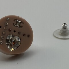 CHANEL シャネル 06A ココマーク 片耳 ピアス ベージュ レジン ラインストーン 直径1.6cm スタッズ Made in Franceの画像