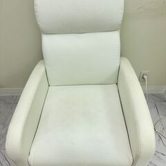 I様専用【港区赤坂手渡し】リクライニングチェア②ホワイト ネイルサロン　フットレスト付きの画像