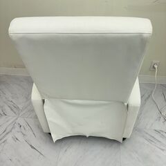 I様専用【港区赤坂手渡し】リクライニングチェア②ホワイト ネイルサロン　フットレスト付きの画像