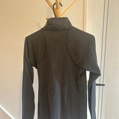 Columbia OMNI-WICK技術を採用したストライプデザインの長袖ゴルフシャツ。の画像