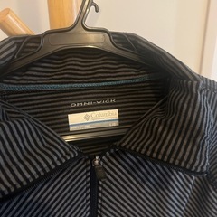 Columbia OMNI-WICK技術を採用したストライプデザインの長袖ゴルフシャツ。の画像