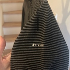 Columbia OMNI-WICK技術を採用したストライプデザインの長袖ゴルフシャツ。の画像