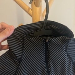 Columbia OMNI-WICK技術を採用したストライプデザインの長袖ゴルフシャツ。の画像