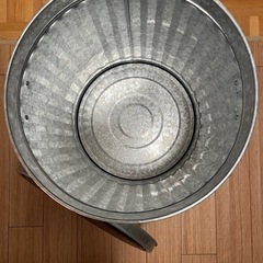 スチール製 バケツ スツールの画像