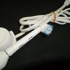ブラウン　オーラルB　本体と充電器の画像