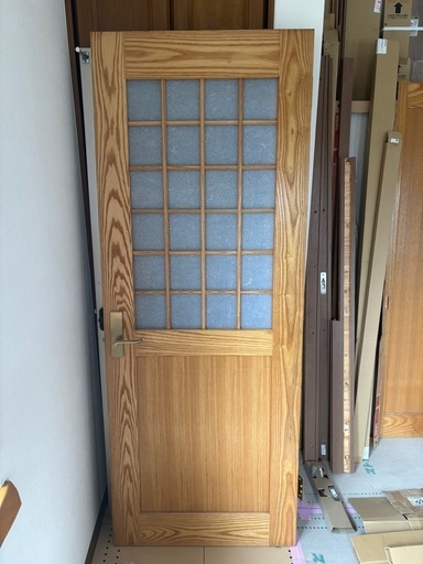 木製ドア　高さ200cm　格子デザイン・取っ手付き