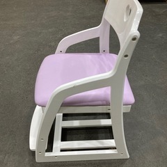 子供用木製椅子の画像