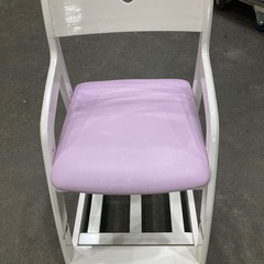 子供用木製椅子の画像