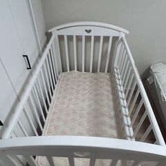 ハートデザインが可愛いベビーベッド（ベッドガード付き）の画像