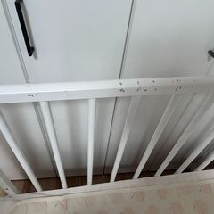 ハートデザインが可愛いベビーベッド（ベッドガード付き）の画像