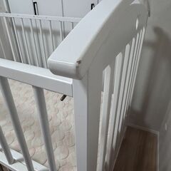 ハートデザインが可愛いベビーベッド（ベッドガード付き）の画像