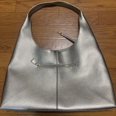 シルバーのバッグ👜の画像
