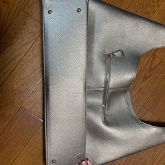 シルバーのバッグ👜の画像