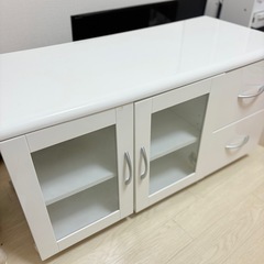 ホワイト テレビボード ガラス扉付きの画像