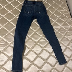 Tommy HILFIGERのダメージジーンズの画像