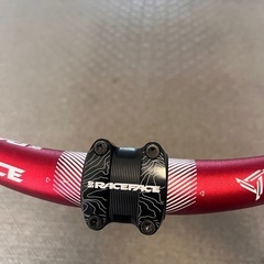 マウンテンバイク用ハンドルとステムの画像
