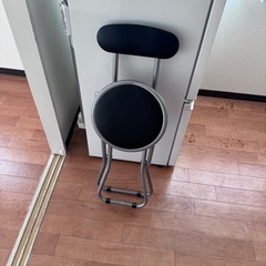 折りたたみ椅子の画像