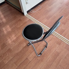 折りたたみ椅子の画像