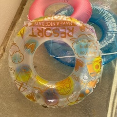 浮き輪3個と浮きボールの画像