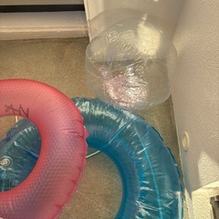 浮き輪3個と浮きボールの画像