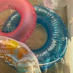 浮き輪3個と浮きボールの画像