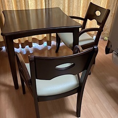 譲ります。テーブルと椅子二脚セットの画像