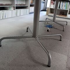 カーブのある大きめテーブルの画像