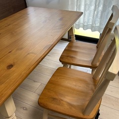ダイニングテーブルの画像