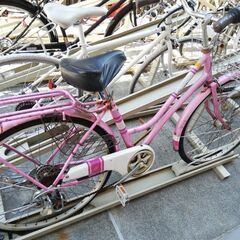 自転車 ピンク 後ろのタイヤは パンクの画像
