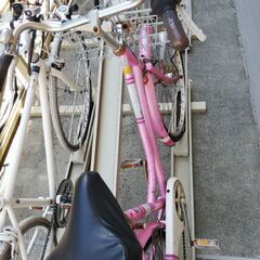 自転車 ピンク 後ろのタイヤは パンクの画像