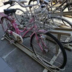 自転車 ピンク 後ろのタイヤは パンクの画像