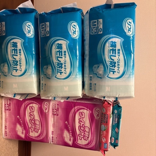 （新品未使用）新品未開封の大人用テープタイプオムツ９０枚とその付属品です。