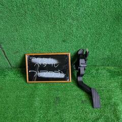 アクセルペダル