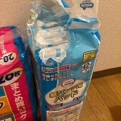 アテントうす型さらさらパンツ通気性プラス28枚未開封　大人用パンツ型オムツ＋おまけ（尿取りパッド33枚）の画像