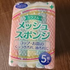 大量の使い捨てスプーン、フォーク、箸、ストローの画像