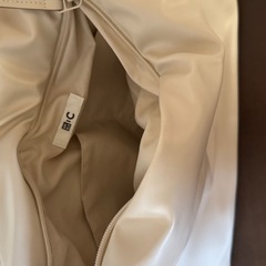 UNIQLO C レザータッチパフィーバッグの画像