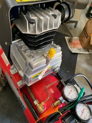 コンプレッサーアネストイワタ