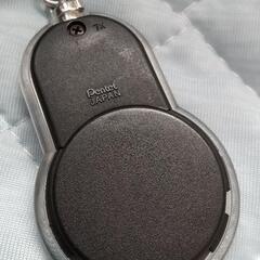 ニューバランスのレアノベルティ。赤いLEDライトとしても使える静電気防止タグの画像