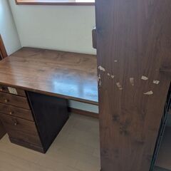 椅子なし収納多め机の画像