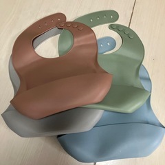 シリコン　食事スタイ　離乳食　4枚セットの画像