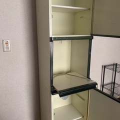 縦長の食器棚ですの画像