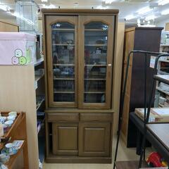 食器棚 スライド扉 引き出し付き 木製 キズ・汚れあります。【こちらは店舗です。浜村鹿野温泉ICから3分 買取本舗 宮本リサイクル 営業時間9～19時 定休日水曜のみ←連絡できませんm(_ _)m】の画像