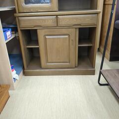 食器棚 スライド扉 引き出し付き 木製 キズ・汚れあります。【こちらは店舗です。浜村鹿野温泉ICから3分 買取本舗 宮本リサイクル 営業時間9～19時 定休日水曜のみ←連絡できませんm(_ _)m】の画像