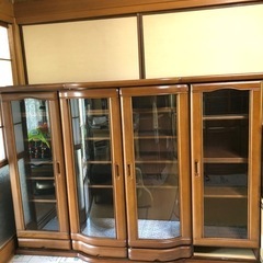 大きな食器棚の画像