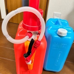 石油ファンヒーター用　灯油缶2個　タカギポリカンポンプ付きの画像
