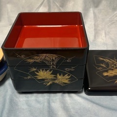 お正月重箱三段(本うるし塗り)と益子焼、釜飯の容器(陶器なのでお米炊けます。)の画像