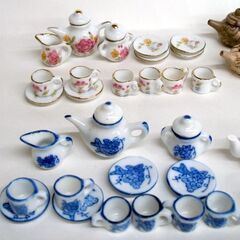 ミニチュア ティーセット＆急須・茶器 たくさん！　ドールハウス 洋食器 和食器 花柄 葡萄柄 まとめて まとめ売り ミニフィギュア　☆ PayPay(ペイペイ)決済可能 ☆ 札幌市 豊平区 平岸 平岸店の画像