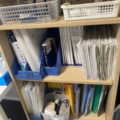 机、椅子、本棚、食器の画像